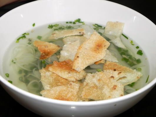 Bẻ bánh tráng nhỏ vào tô