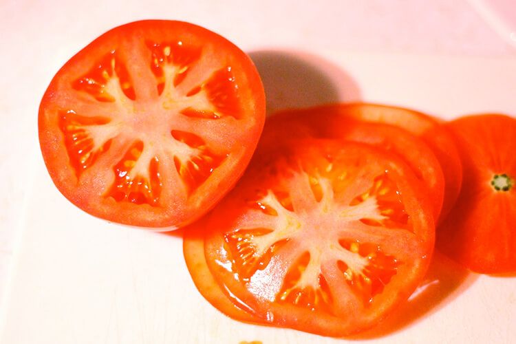 Bạn có thể cắt mỏng trái cà chua, đắp trực tiếp lên da mặt ...(ảnh:internet)