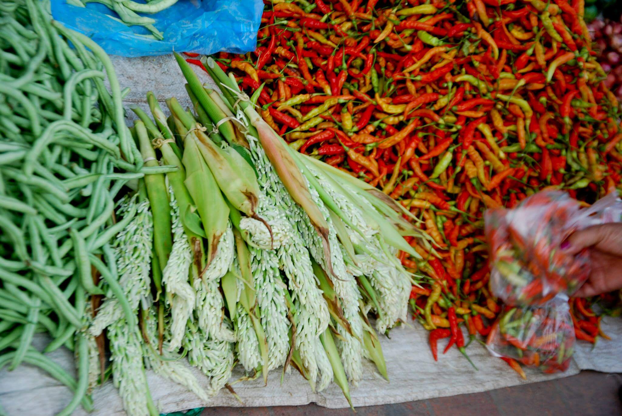 Rau, củ quả ở chợ (Ảnh - Blueriver)