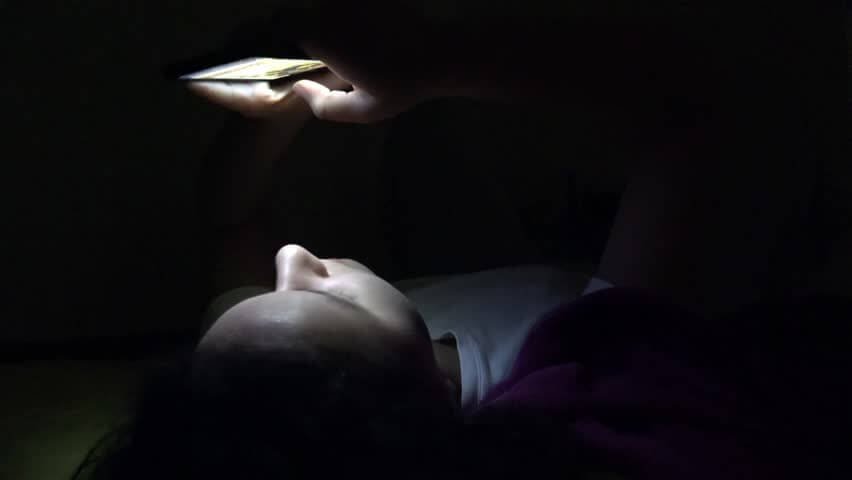 Dùng smartphone trước khi ngủ (nguồn: Internet)