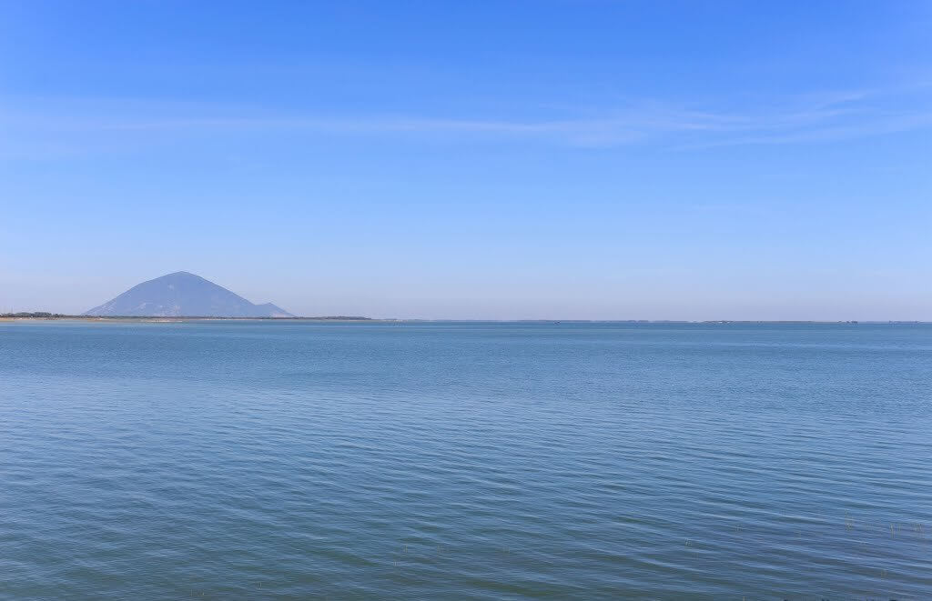Hồ Dầu Tiếng là hồ nước nhân tạo nổi tiếng và lớn nhất Việt Nam. (ảnh: internet) 