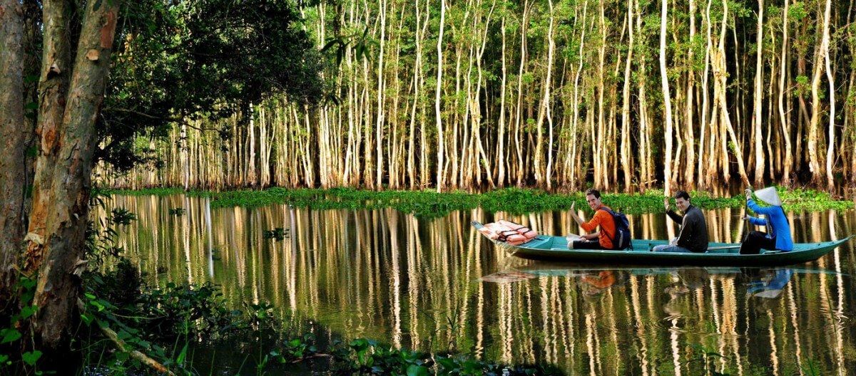 Ngồi ghe tham quan làng nổi