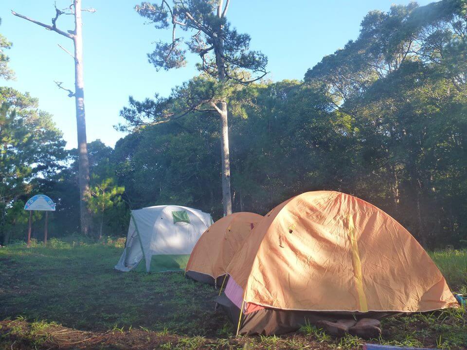 Dựng lều cắm trại ngay trong rừng (ảnh: K' Vâng)
