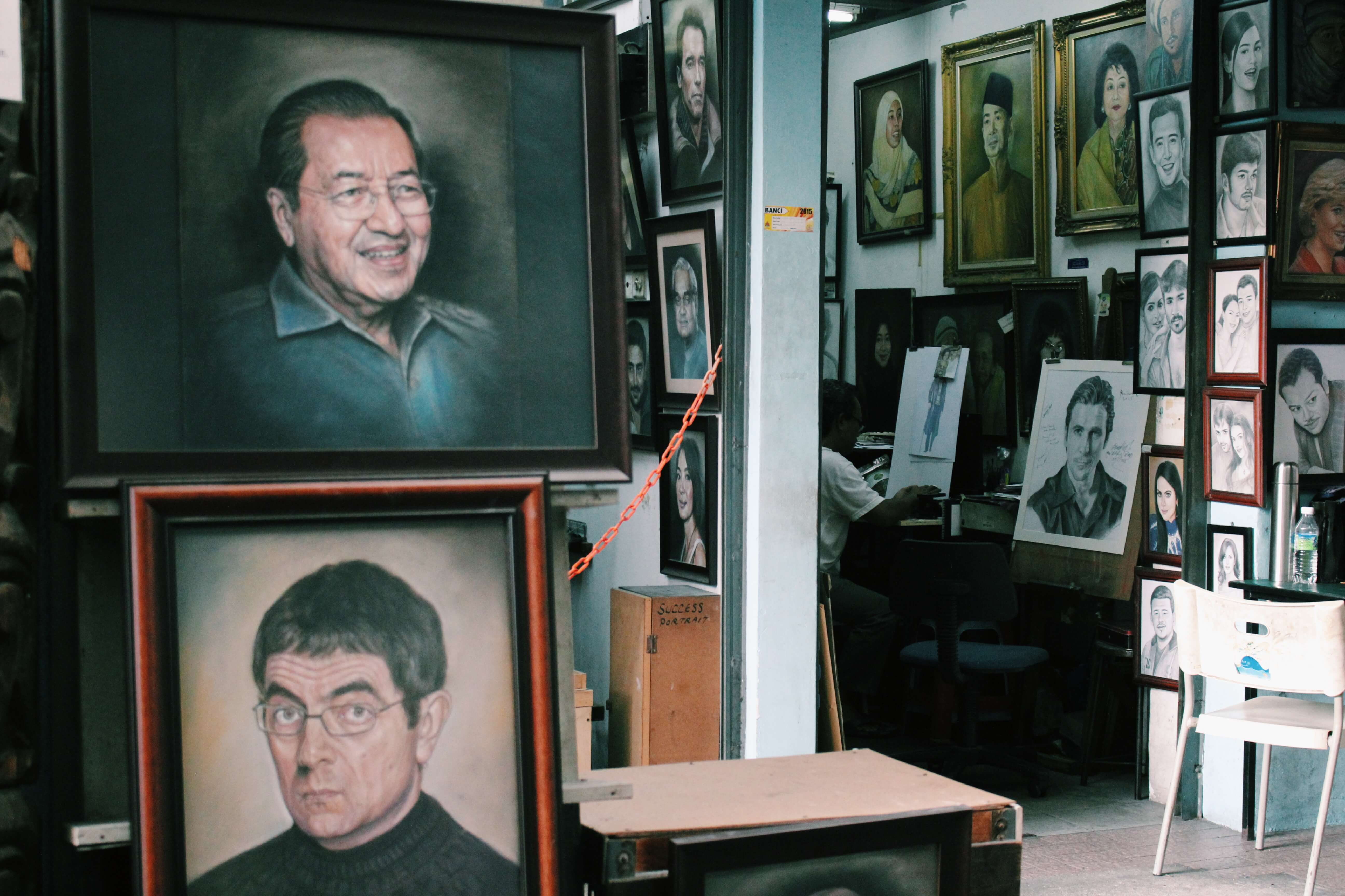 Một cửa tiệm vẽ hình chân dung của các nhân vật nổi tiếng (Ảnh: Pumpkin Nguyễn)