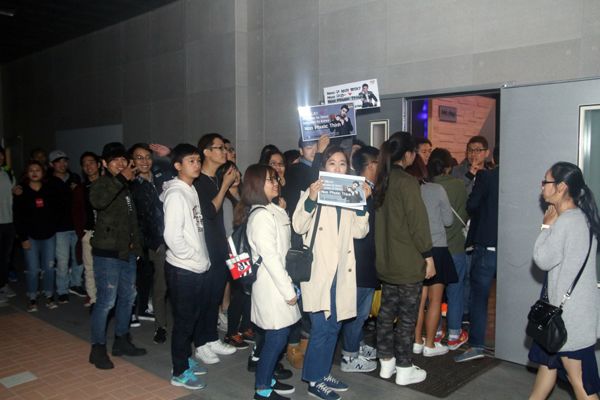 Dù thời tiết Seoul thấp hơn 13 độ C nhưng hơn 200 khán giả vẫn nghiêm túc xếp hàng để được vào gặp giọng ca "Như phút ban đầu" (Ảnh: internet)