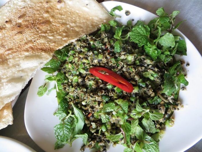 Don xúc bánh tráng, ăn lạ miệng mà lại ngon