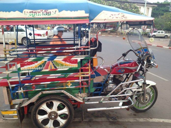Xe tuk tuk ở Lào ( Ảnh từ tác giả)