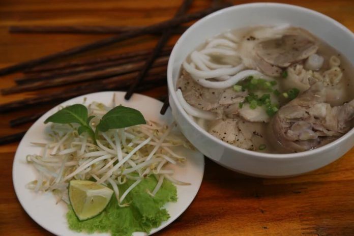 Bánh canh Trảng Bàng là đặc sản bạn nên thử trên đường đi. (ảnh:internet)