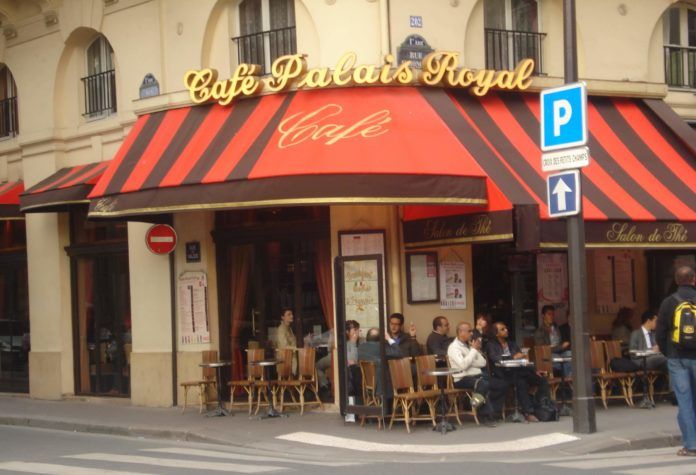 Một trong những quán "terrasses de café" - cafe thềm ở Paris. (ảnh: internet)