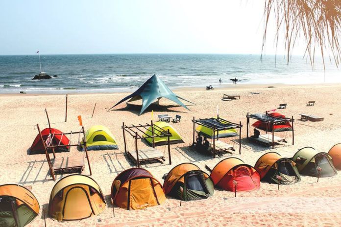 Những dãy lều đủ màu sắc ở Coco Beach