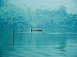 Khung cảnh thơ mộng vào buổi sớm mai của hồ Ba Bể (Ảnh-Blueriver)