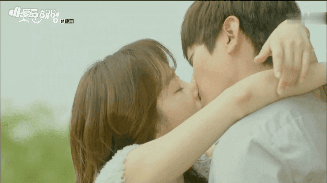 Do Kyung và Hae Young làm lành trong tập 13.