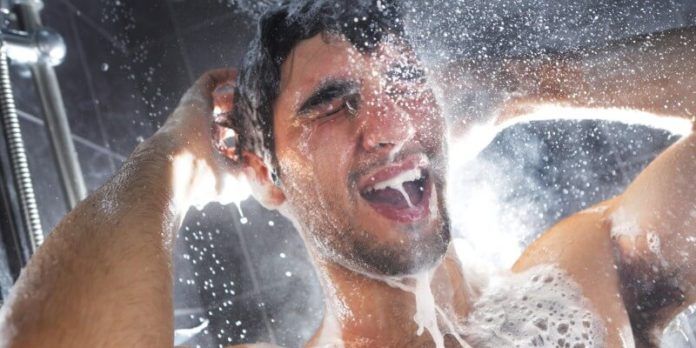 Các bạn nam hay có thói quen tắm nhanh, tắm vội.(ảnh: internet)