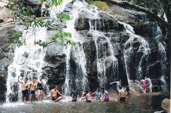 Bạn còn có thể hòa mình dưới làn nước mát lạnh nơi đây để đánh tan hết mọi mệt mỏi chốn phồn hoa đô thị. (ảnh: internet)