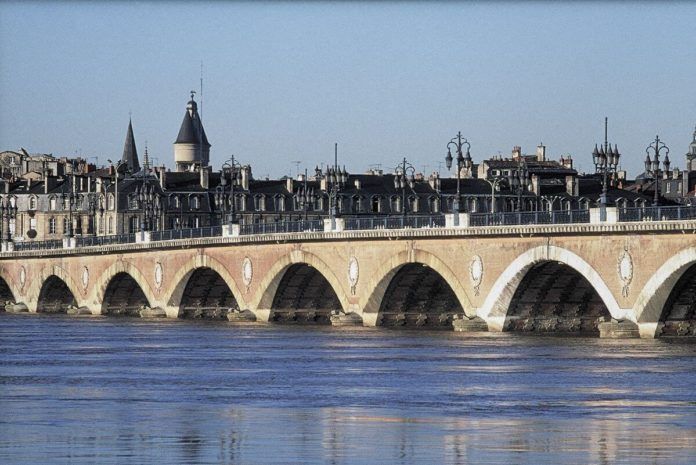 Pont de Pierre - cây cầu cổ và đẹp nhất nước Pháp