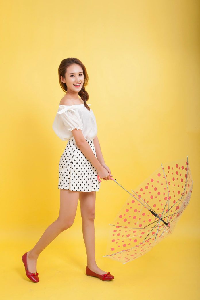 Dù mix với váy xòe hay váy ôm lấy thân, bạn gái cũng đều xinh với áo trễ vai. (ảnh: internet)