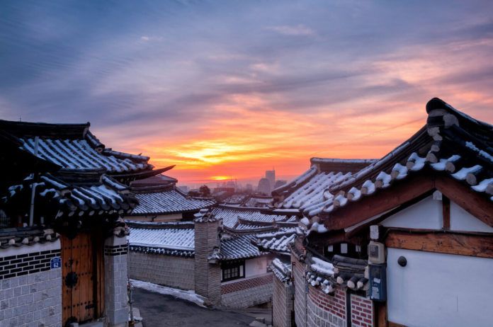 Bình minh trên làng Bukchon Hanok đẹp nhẹ nhàng. (ảnh: internet)