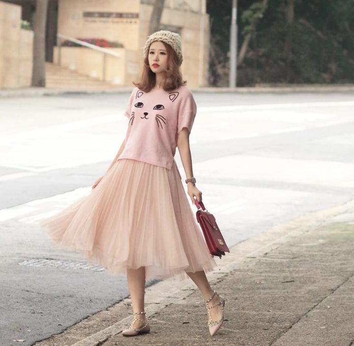 Chân váy xòe với áo pull họa tiết dễ thương. (ảnh: internet)