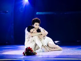 Cô dâu Xuân Thảo và chú rể Đình Lộc ôm chặt nhau trong đám cưới trên sân khấu Thử thách cùng bước nhảy (Ảnh internet)