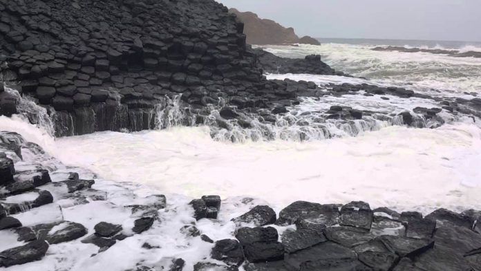 Bãi đá với hàng nghìn phiến đá độc đáo, lạ mắt, ánh lên màu đen huyền ảo giữa nước biển xanh trong và những con sóng bạc đầu. (ảnh: internet) 