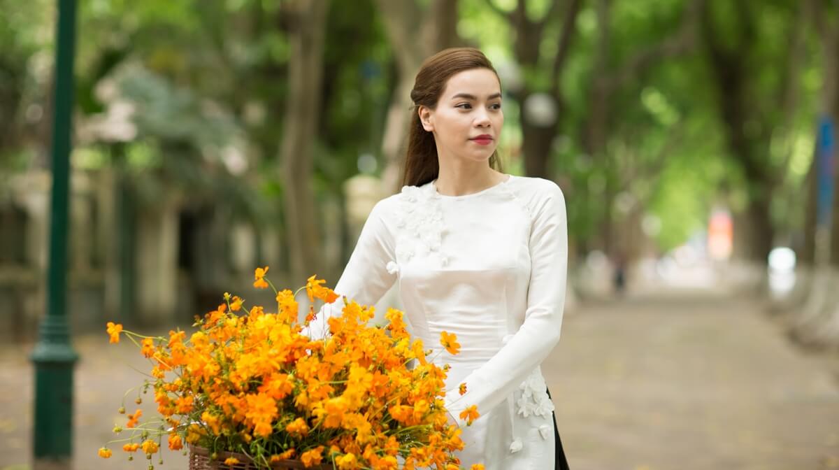 Hồ Ngọc Hà thướt tha trong tà áo dài trắng trên đường phố Hà Nội