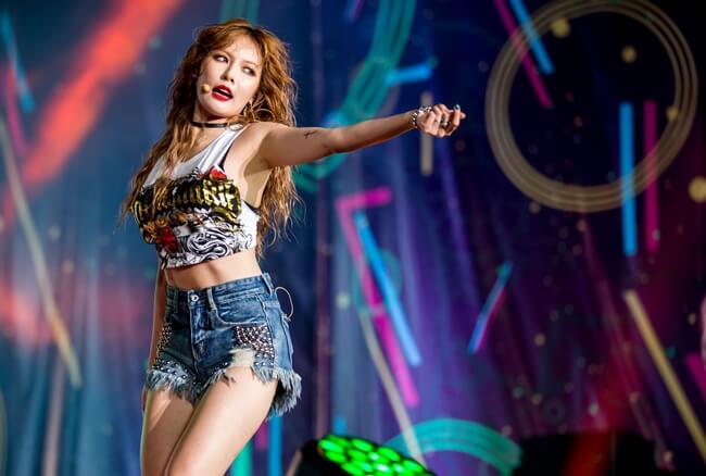 HyunA với phần biểu diễn sexy thu hút của mình trong lễ hội (ảnh: internet)