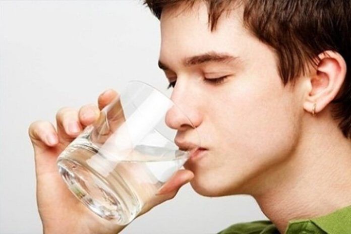 Uống nước đầy đủ để cung cấp đủ nước cho da. (ảnh: internet)