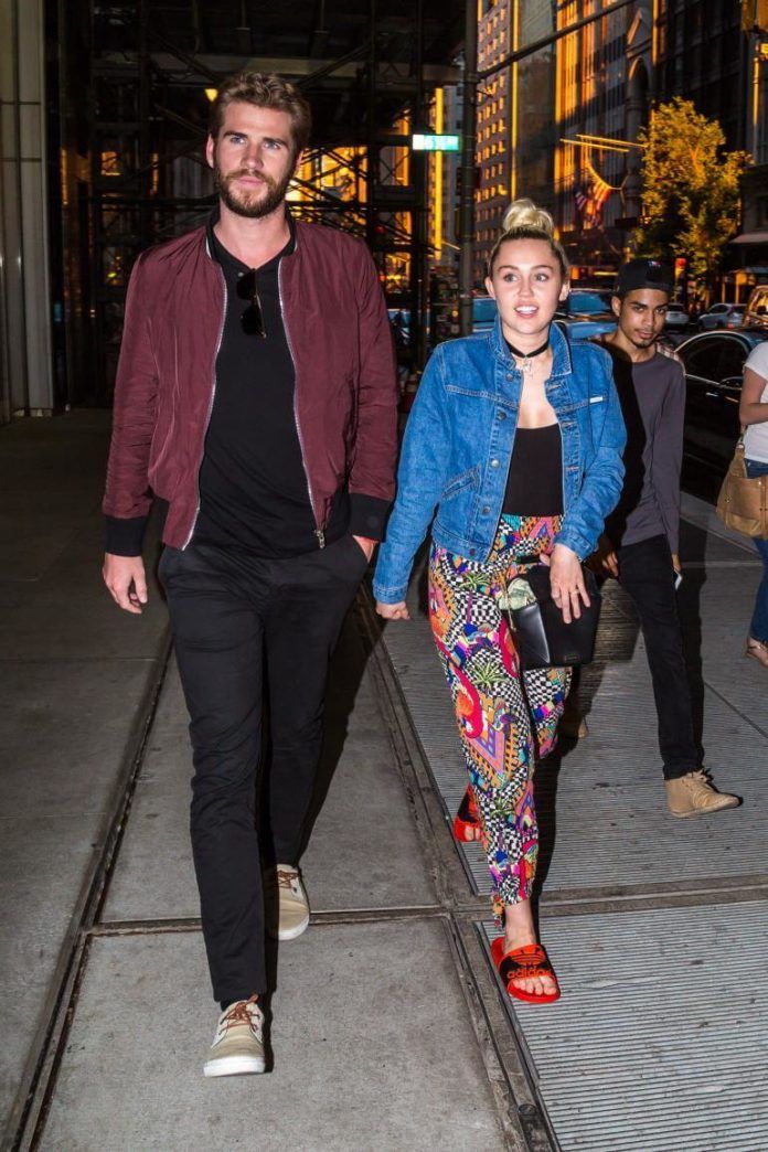 Miley và Liam dạo phố