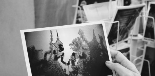 Bạn có thể chọn mua các loại postcard để làm kỉ niệm hoặc tặng cho bạn bè (Ảnh: Pumpkin Nguyễn)