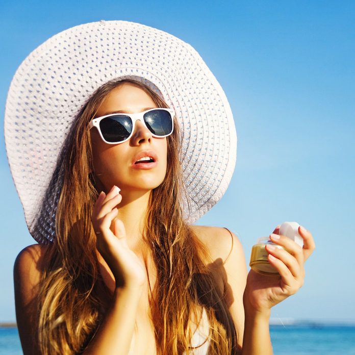 Đừng quên thoa kem chống nắng để bảo vệ da dưới tác hại của ánh nắng mặt trời (Ảnh: internet)