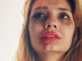 Những nguyên nhân không ngờ có thể khiến lớp trang điểm nhanh trôi Trang điểm phai