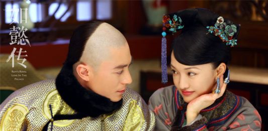 Dù chênh lệch về tuổi tác nhưng ánh mắt tình tứ trong phim khiến khán giả liên tưởng đây đúng là một đôi tiên đồng ngọc nữ (Ảnh: internet)