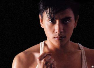 Huỳnh Tông Trạch ôm ấp Trương Kế Thông trong họp báo Huỳnh Tông Trạch (Ảnh: internet)