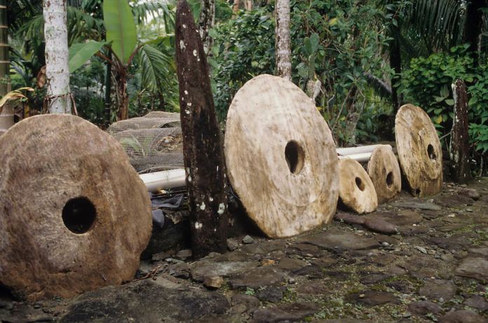 Những tảng đá tròn nặng 4 tấn được người dân đảo Yap ven Thái Bình Dương sử dụng làm tiền. (Nguồn: Internet)