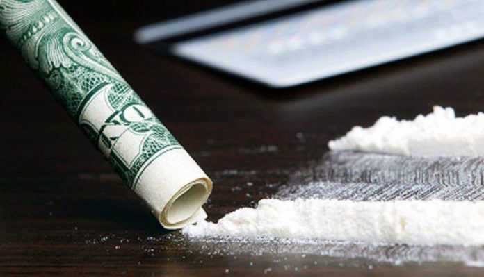 Tiền thường được cuộn lại để sử dụng cho việc hút cocain, ma tuý. (Nguồn: Internet)
