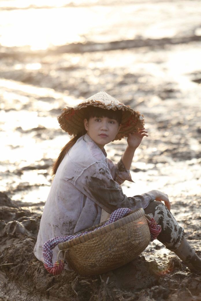 Hình ảnh cô gái quê mùa lấm lem bùn đất của Ngọc Trinh trong "Vòng eo 56" (Ảnh: internet)