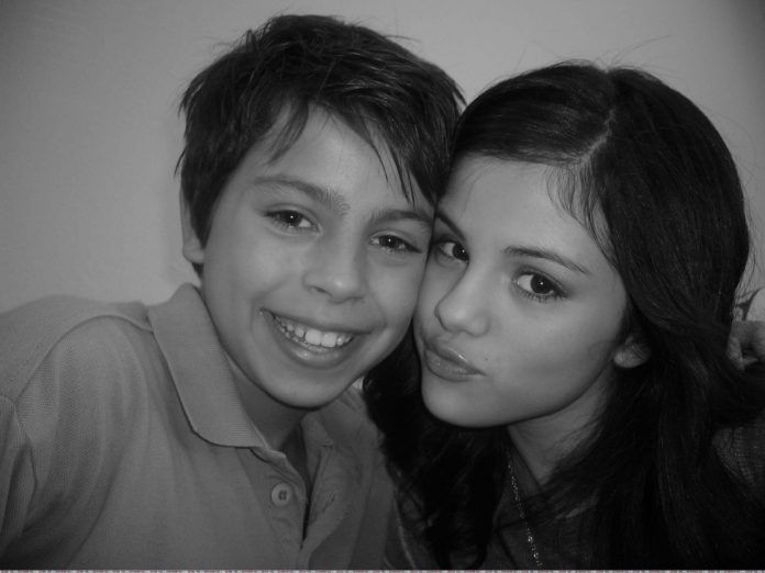 Bức hình hiếm hoi chụp chung cùng Selena Gomez. (Nguồn: Internet)