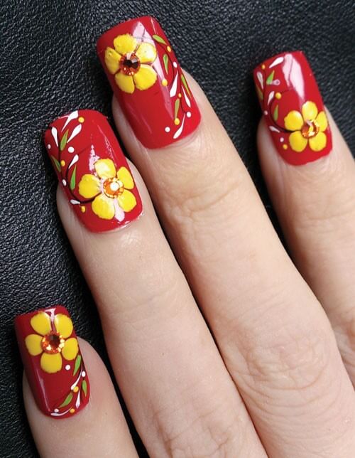 Mẫu nail đẹp chủ đề Tết với hoa mai vàng. (ảnh: internet)