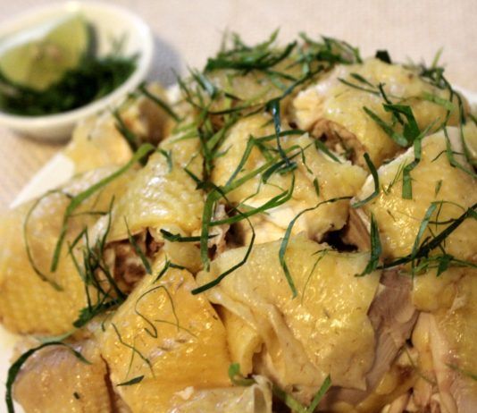 thịt gà luộc lá chanh