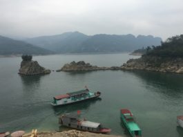 Trên đường tới Đền Bà Chúa Thác Bờ