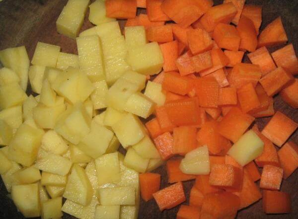 Khoai tây, cà rốt cắt miếng vuông vừa ăn 