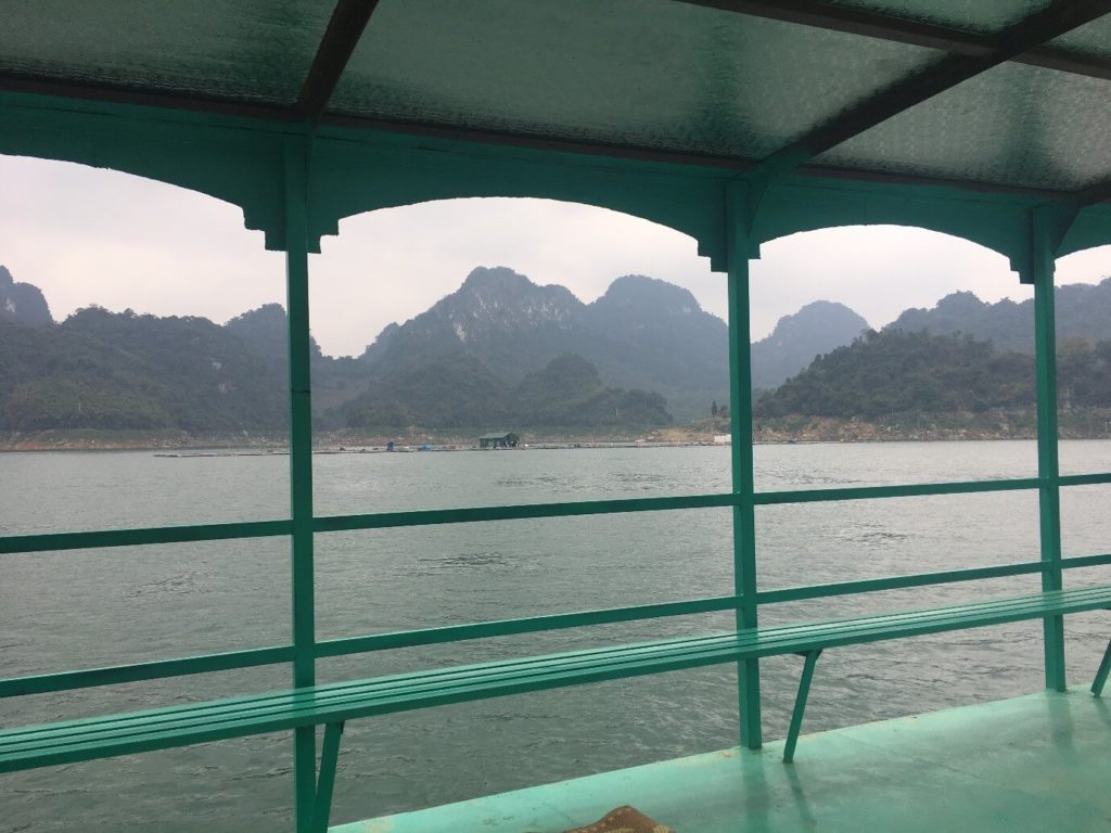 Ngồi thuyền trên Sông Đà