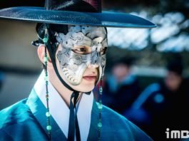 Có một Yoo Seung Ho rất “tỉnh” và đẹp trai trong “Ruler: Master Of The Mask” Seung Ho