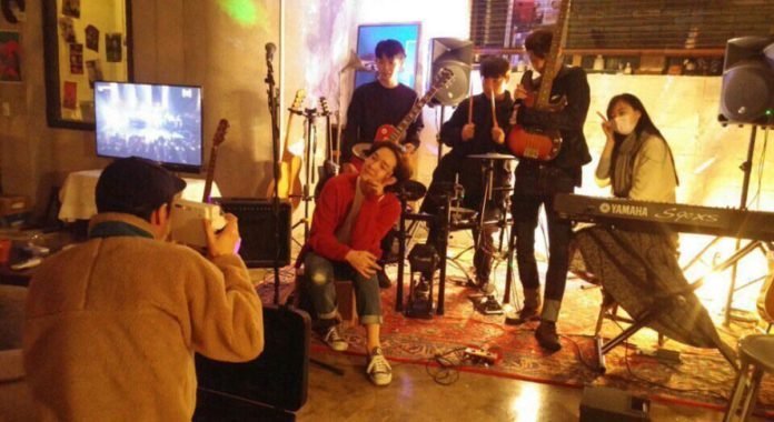 Nam Tae Hyun cùng ban nhạc
