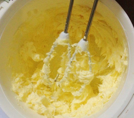 đánh hỗn hợp bơ và đường