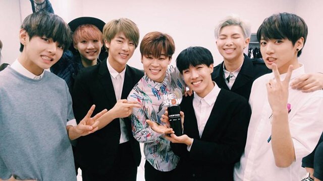 BTS ăn mừng chiến thắng đầu tiên trên show âm nhạc với I NEED U