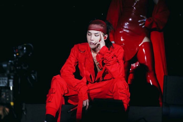trang phục biểu diễn G-Dragon