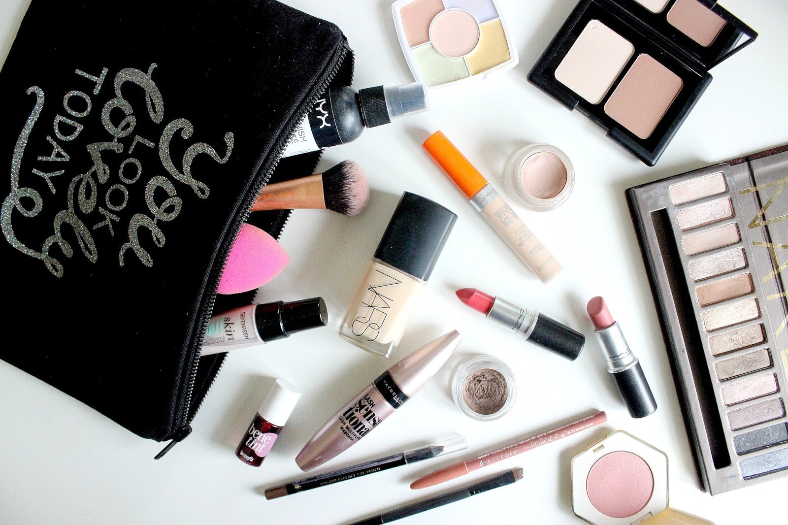 8 món đồ make-up cần có trong túi của nàng sành điệu