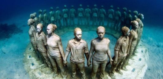 Ngạc nhiên với bảo tàng dưới nước đầu tiên ở châu Âu Các bức tượng