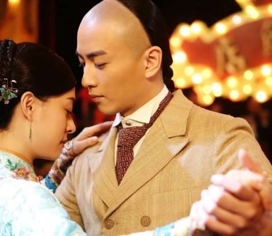 Năm ấy hoa nở trăng vừa tròn